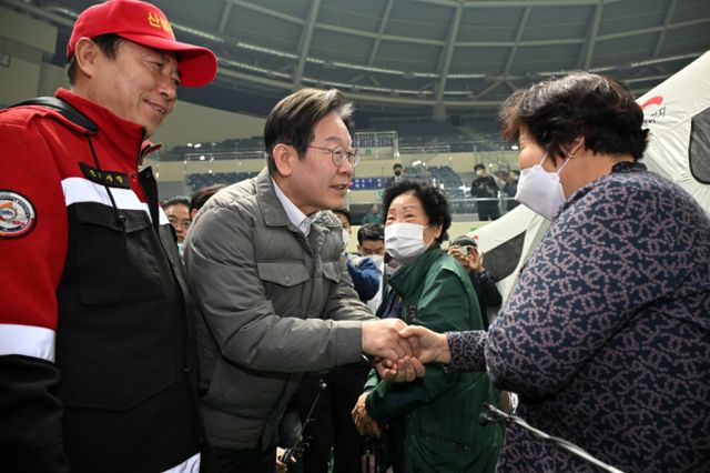 이재명 더불어민주당 대표가 지난 26일 경북 안동시 안동체육관에 마련된 산불 피해 이재민 대피소를 방문해 이재민들을 위로하고 있다. /사진=뉴시스(공동취재)