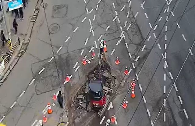 인천에서 싱크홀 현상 의심 신고가 접수돼 경찰과 관계 당국이 조사하고 있다. 사진은 지난 27일 인천 검단사거리역 일대 싱크홀 의심 현장 모습. /사진=도시교통정보센터 CCTV 화면 캡쳐