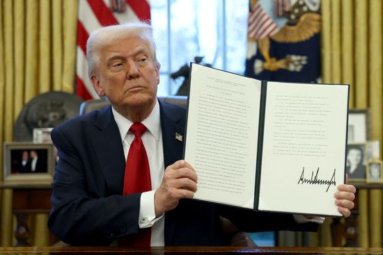 도널드 트럼프 미국 대통령이 수입차에 대한 관세 25%를 부과하겠다고 발표했다. 사진은 트럼프 대통령이 지난 26일(현지시각) 미국 워싱텅D.C 백악관 집무실에서 수입차 관세 부과 포고문에 서명한 후 해당 문서를 기자들에게 보여준 모습. /사진=로이터 