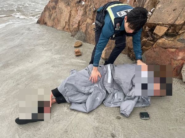 내용을 알 수 없는 112 문자 메시지를 단순 오발신으로 넘기지 않은 경찰이 익수자를 구조했다. 사진은 30대 남성 A씨를 구조 중인 모습. /사진=뉴스1(중부경찰서 제공)