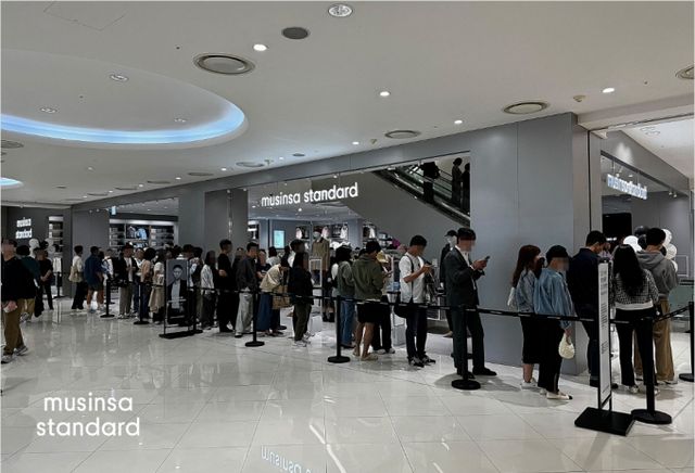 무신사 스탠다드 영등포 타임스퀘어점 입장을 기다리는 고객들의 모습. /사진=무신사