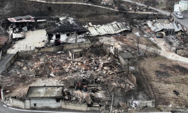 경북 의성에서 시작한 산불로 인해 영양군 한 사찰 주지스님이 숨진 채 발견됐다. 사진은 기사의 이해를 돕기 위한 산불 피해를 입은 경북 영양군 마을 모습. /사진=뉴스1