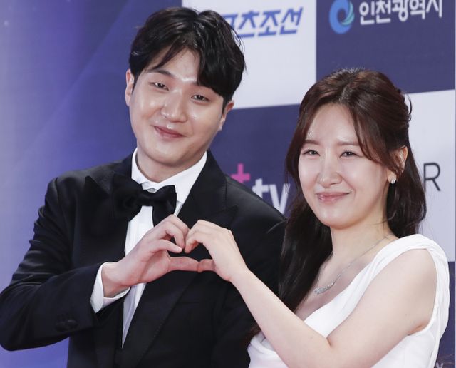 '연애남매'를 통해 현실 커플로 맺어진 김윤재, 이윤하가 결국 결별했다. 사진은 지난해 7월 인천 중구 파라다이스 시티에서 열린 ‘제3회 청룡시리즈어워즈'(Blud Dragon Series Awards, 이하 BSA) 레드카펫 행사에 참석한 김윤재 이윤하. /사진=뉴스1