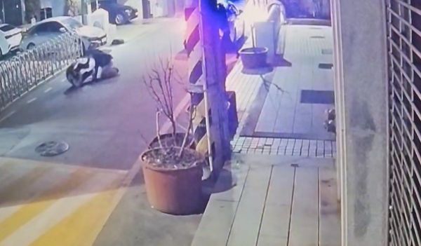 흉기 난동범을 총격으로 제압해 사망에 이르게 한 A경감이 정당방위를 인정받았다. 사진은 지난달 26일 광주 동구에서 50대 피의자 B씨가 A경감을 공격하는 모습. /사진=뉴스1