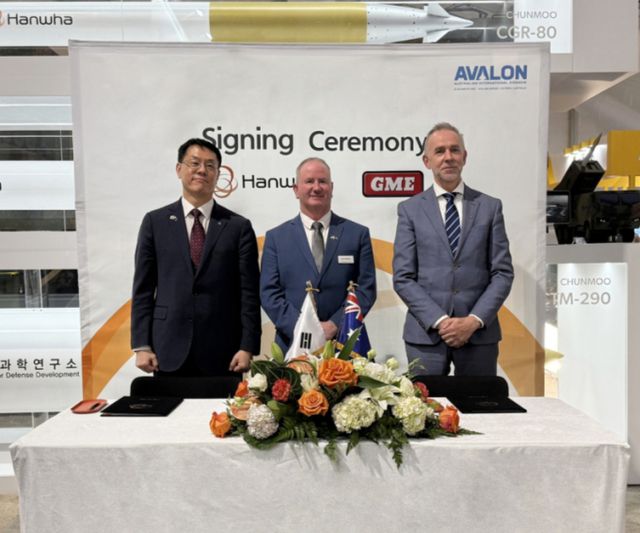 한화시스템과 한화에어로스페이스 호주법인, GME가 호주 질롱에서 열리고 있는 아발론 에어쇼에서 협력 합의서(Teaming Agreement)를 체결했다. 왼쪽부터 박성균 한화시스템 DE1 사업단장, 딘 미치(Dean Michie) 한화에어로스페이스 호주법인장 대행, 스테픈 밀러(Stephen Millar) GME CEO의 모습. /사진=한화시스템 