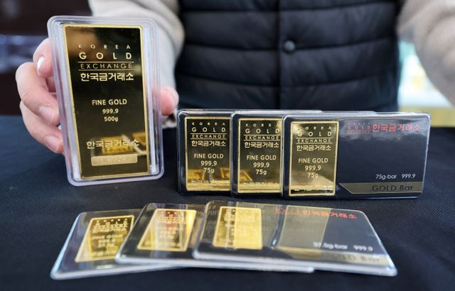 도널드 트럼프 미국 대통령이 수입차 관세 25% 부과 이후 금값이 상승해 사상 최고치를 기록했다. 사진은 지난달 11일 서울 종로구 한국금거래소 종로본점에서 직원이 골드바를 선보인 모습. /사진=뉴스1