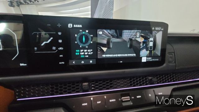 기아가 서울 서초구 플로팅아일랜드에서 27일 테크데이를 열고 브랜드 첫 정통 픽업 '타스만'에 적용된 다양한 첨단 기술을 소개했다. 사진은 오프로드 주행 중 차 하부를 볼 수 있는 '그라운드 뷰 모니터' 실행 모습. /사진=김창성 기자
