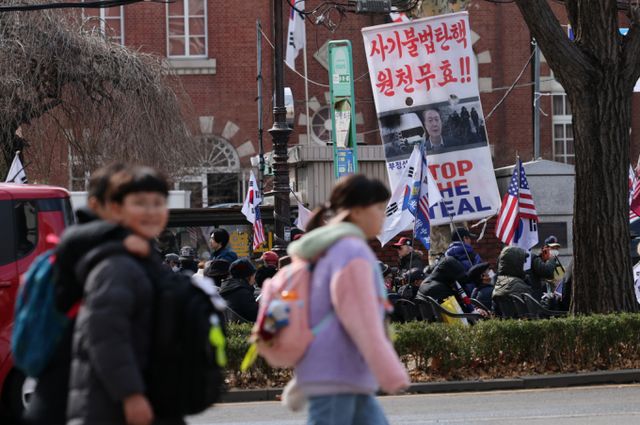 서울시교육청이 헌법재판소 인근 학교 학생들의 안전 강화를 위해 27일부터 통학 안전대책반을 확대 운영한다고 밝혔다. 사진은 윤석열 대통령 탄핵 심판 집회가 이루어지는 헌재 앞을 지나 하교하는 학생들의 모습. /사진=뉴스1