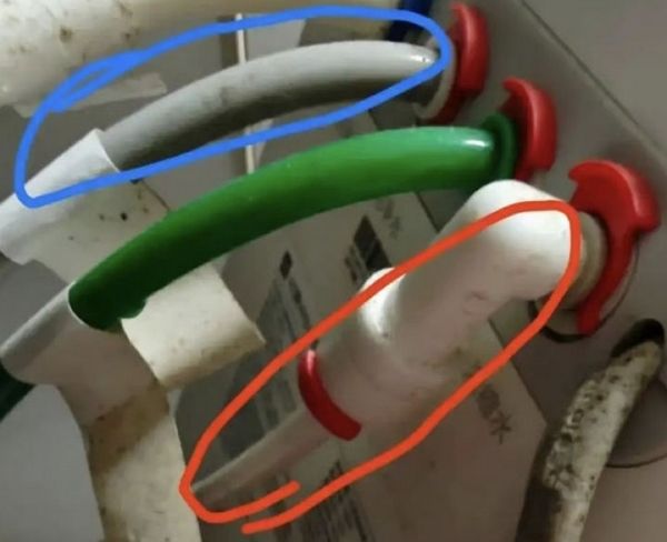 정수기를 잘못 설치해 5년 동안 '폐수'를 마신 여성이 건강상 위협을 받고 있다고 호소했다. 사진은 배관이 반대로 설치된 정수기 모습. /사진=SCMP 캡처