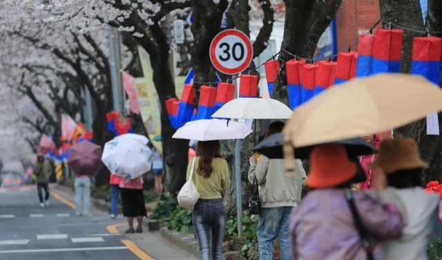 오는 28일 급격한 기온 하락으로 인해 날씨가 다시 쌀쌀해질 것으로 보인다. 사진은 27일 제주시 삼도일동에서 우산을 쓴 관광객들이 지나가는 모습. /사진=뉴시스