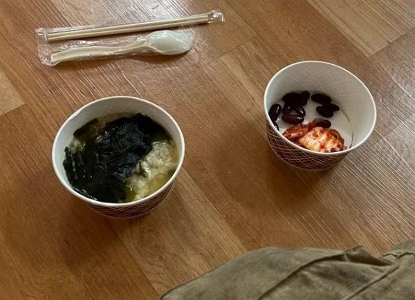 산불 진화에 투입된 소방관의 짠한 저녁 식사 모습이 공개됐다. 사진은 누리꾼 A씨가 자신의 스레드에 게재한 산불 진화 투입 소방관 식사 모습. /사진=스레드 캡처