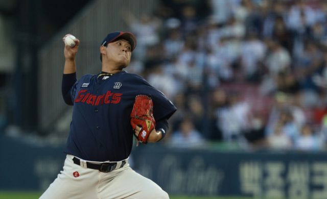 롯데 자이언츠 나균안이 2025시즌 첫 등판에서 SSG랜더스 박종훈과 선발 맞대결을 펼친다. 사진은 2024시즌 롯데 자이언츠에서 활약한 나균안의 모습. /사진=뉴시스