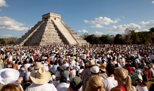 한 독일 관광객이 세계문화유산인 마야 문명 피라미드를 불법으로 등반했다가 현지인에게 폭행을 당했다. 사진은 2012년 3월21일 춘분기간 현지인과 관광객들이 피라미드를 바라모는 모습./사진=로이터