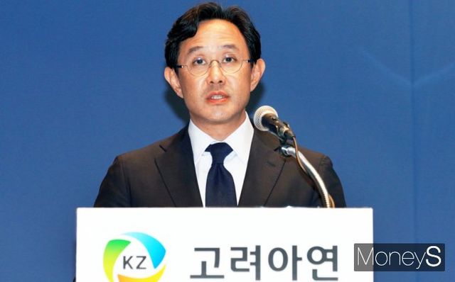 최윤범 고려아연 회장이 지난해 11월13일 서울 중구 남대문로 상의회관에서 기자회견을 하고 있다. / 사진=임한별 기자