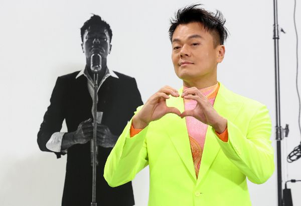JYP엔터테인먼트가 산불 피해 지원을 위해 5억원을 기부했다. 사진은 가수 겸 음악프로듀서 박진영(JYP)이 'KBS 대기획 - 데뷔 30주년 특집 딴따라 JYP' 포토월에서 포즈를 취하는 모습. /사진=뉴시스
