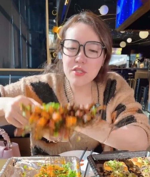 중국에서 3500만명의 구독자를 지난 여자 먹방 스타 량웨이센이 자신의 정체가 남자라고 밝혔다. 사진은 먹방 하는 량웨이센의 모습. /사진=웨이보 갈무리