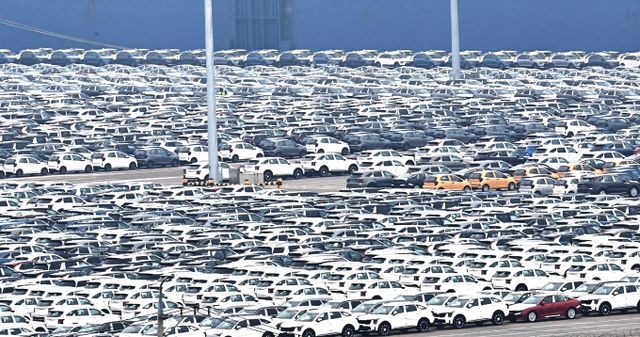 정부가 트럼프 미국 대통령의 관세 부과 조치에 따른 국내 자동차 업계 등의 애로사항을 청취하기 위해 평택항 선적 부두와 기아 광명공장 등을 찾았다. 사진은 경기도 평택항 내 자동차 전용부두에 선적을 기다리는 수출용 자동차. /사진=뉴시스