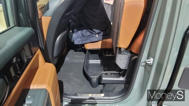 기아는 타스만의 넉넉한 실내 공간 활용을 위해 2열 시트 하단에 숨겨진 저장 공간을 만들었다. /사진=김창성 기자