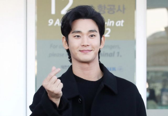 배우 김새론 유족 측이 고인이 과거 김수현과 주고받았다는 메시지를 공개해 '미성년 교제' 의혹에 힘을 더했다. 사진은 지난 1월 이탈리아 밀라노에서 진행되는 ‘PRADA FW25 UOMO FASHION SHOW’ 참석 차 인천국제공항을 통해 출국한 배우 김수현. /사진=스타뉴스