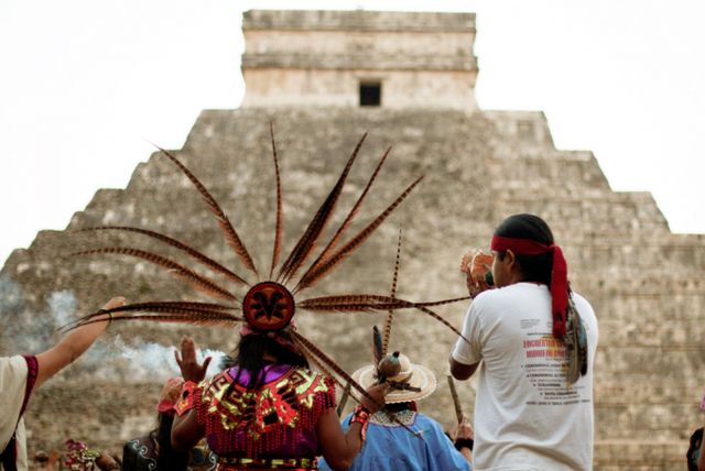 한 독일 관광객이 세계문화유산인 마야 문명 피라미드를 불법으로 등반했다가 현지인에게 폭행을 당했다. 사진은 2012년 12월21일 피라미드 근처에서 히스패닉 의상을 입은 사람들이 의식을 치르고 있는 모습. /사진=로이터