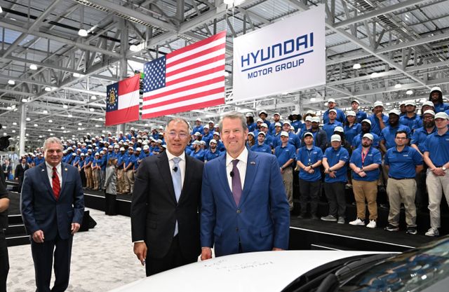 정의선 현대자동차그룹 회장이 미국 내 생산 100만 대 체제를 구축하며 현대차그룹의 미국내 생산역량을 확대했다. 사진은 정의선 현대차그룹 회장과 브라이언 켐프 조지아 주지사가 HMGMA에서 생산된 아이오닉 5 차량에 기념 서명을 마치고 기념 촬영을 하고 있는 모습. /사진=현대차그룹