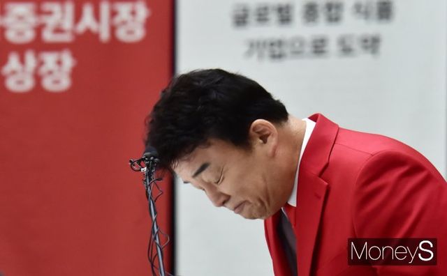 백종원 더본코리아 대표가 자사 커피 프랜차이즈 빽다방 내 제품 원산지 허위광고 의혹으로 입건된 데 이어 또 다른 제품에서도 같은 의혹이 제기돼 추가 고발 당한 것으로 확인됐다. 사진은 지난해 11월 서울 여의도동 KRX한국거래소 서울사무소에서 진행된 더본코리아, 유가증권시장 신규 상장 기념식에 참석한 백 대표. /사진=임한별 기자