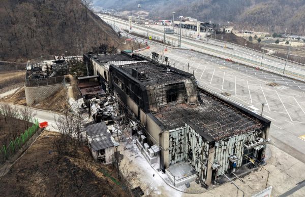 경북 의성군에서 발생한 산불에 서산영덕고속도로 청송휴게소 양방향 건물이 전소됐다. 사진은 경북 청송군 서산영덕고속도로 청송휴게소(영덕방향)가 산불에 전소된 모습. /사진=뉴시스
