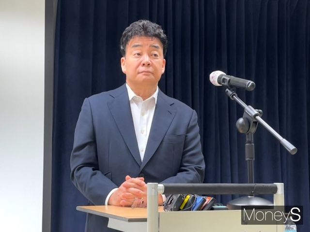 백종원 더본코리아 대표가 주주들에게 사과했다. 백 대표가 28일 오전 서울 강남구 더본코리아 주주총회 이후 기자들과 만나 질의응답을 진행하고 있다. /사진=김서현 기자