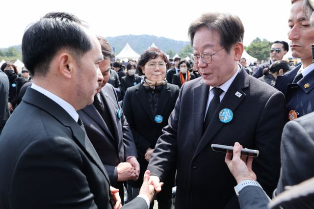 이재명(오른쪽) 더불어민주당 대표가 28일 국립대전현충원에서 열린 제10회 서해수호의 날 기념식에서 최원일 전 천안함장과 인사하고 있다. /사진=뉴시스(대통령실통신사진기자단 제공)