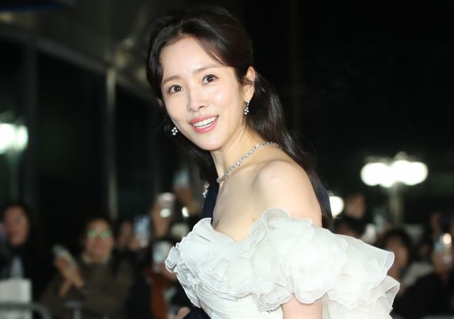 온라인에서 한지민에게 협박·모욕 글을 올린 여성이 불구속 송치됐다. 사진은 지난해 11월29일 한지민이 서울 여의도 KBS홀에서 열린 제45회 청룡영화상 시상식에 참석한 모습. /사진=뉴스1