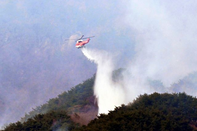 최근 발생한 대형 산불들이 모두 사람의 부주의에 의한 실화가 원인으로 추정되고 있는 가운데 산림 피해를 막기 위해 산불 관련 처벌과 교육을 강화해야 한다는 목소리가 커지고 있다. 사진은 경남 산청 산불 발생 8일째를 맞은 28일 오전 산불진화헬기가 산청군 시천면 구곡산에 발생한 산불을 진화하고 있는 모습. /사진-뉴시스