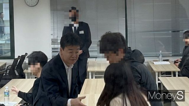 백종원 더본코리아 대표가 주주총회에 참석했다. 백 대표가 28일 오전 서울 강남구 더본코리아 주주총회에 참석해 주주들과 인사를 나누고 있다. /사진=김서현 기자