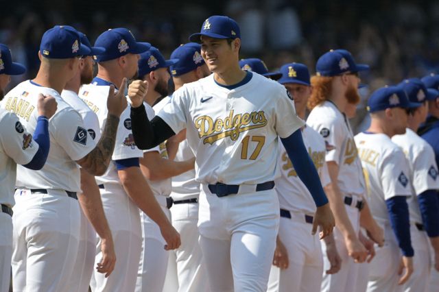 LA다저스가 디트로이트 타이거스를 5-4로 꺾었다. 사진은 28일(한국시각) 미국 캘리포니아주 로스앤젤레스 다저스타디움에서 열린 디트로이트 타이거스와 LA다저스의 경기에 출전한 오타니 쇼헤이가 승리의 기쁨을 동료들과 나누는 모습. /사진=로이터