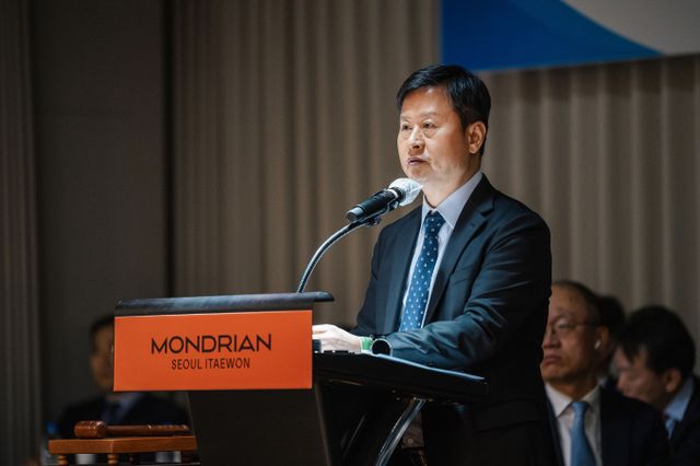 박기덕 고려아연 사장이 28일 오전 11시34분 서울 용산구 몬드리안 호텔 이태원에서 열린 정기 주주총회에서 인사말을 하고 있다. / 사진=고려아연