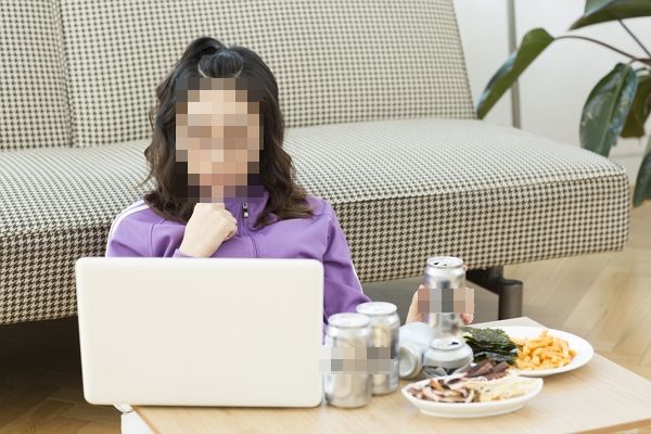 '욜로족' 친구들과 직장에 대한 가치관이 달라 '현타'가 온다는 여성의 사연이 전해졌다. 사진은 기사의 이해를 돕기 위한 자료 사진. /사진=이미지투데이