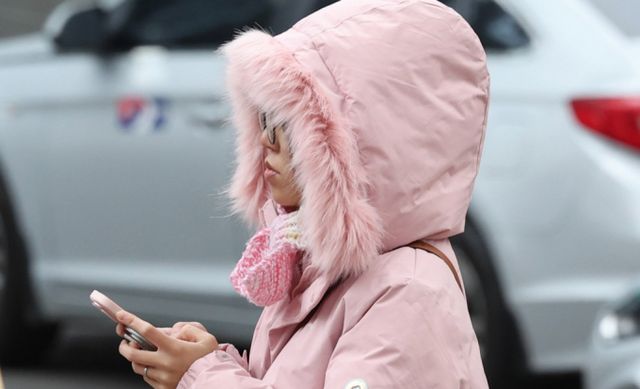 오는 29일 전국이 대체로 맑고 아침 최저 기온이 영하까지 떨어지는 꽃샘추위가 예상된다. 사진은 28일 서울 도심을 지나가는 시민이 겨울외투를 입고 있는 모습. /사진=뉴시스