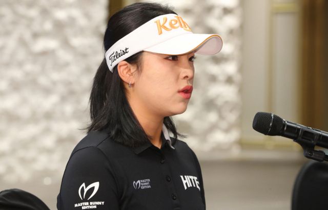 미극 여자프로골프 투어에 진출한 윤이나가 LPGA 투어 포드 챔피언십 첫날 경기에서 공동 3위를 기록했다. 사진은 지난해 12월26일 서울 영등포구 루나미엘레에서 열린 기자회견에 참석한 윤이나의 모습. /사진=뉴시스