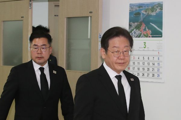 더불어민주당 측이 한덕수 대통령 권한대행 국무총리에게 회동을 제안했다. 사진은 박찬대 더불어민주당 원내대표와(왼쪽) 이재명 더불어민주당 대표가 28일 오전 대전시당에서 열린 최고위원회의에 참석하는 모습. /사진=뉴스1