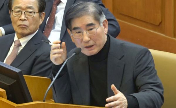 내란 혐의로 재판에 넘겨진 김용현 전 국방부 장관이 매달 540여만원의 군인연금을 받는 것으로 파악됐다. 사진은 김용현 전 국방부장관이 윤석열석열 대통령 탄핵심판 4차 변론기일에 증인으로 출석한 모습. /사진=뉴시스