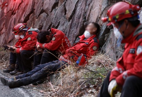 경남 산청 산불 진화 작업에 투입된 산불진화대원이 현장에서 벌인 사투를 전했다. 사진은 산청군 소속 산불진화대원들이 산불 진화 작업 중 지쳐 잠든 모습. /사진=뉴스1