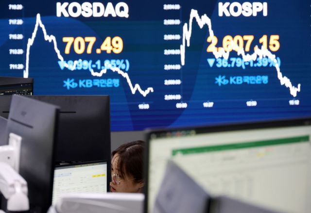 국내 증시가 외국인 매도세에 하락세다. 사진은 전날 코스피·코스닥 지수가 내리는 모습./사진=뉴시스