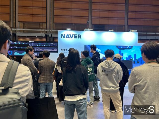 네이버의 초거대 AI 모델 '하이퍼클로바X'와 네이버 앱(어플리케이션)이 내년 상반기부터 현대차의 소프트웨어 시스템에 적용된다. 사진은 이날 서울 강남 코엑스에서 열린 현대차그룹 개발자 콘퍼런스 '플레오스(Pleos) 25'에 열린 네이버 부스에 많은 인파가 몰린 모습. /사진=김성아 기자