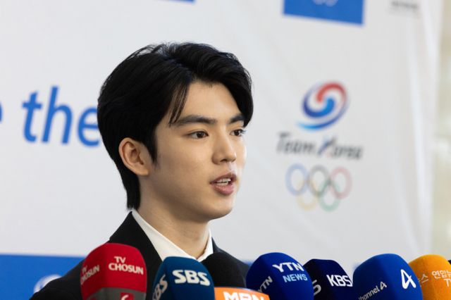 아시안게임 금메달리스트 차준환이 세계선수권대회 남자 싱글 쇼트프로그램에서 에서 10위를 기록했다.사진은 지난달 26일 서울 송파구 올림픽회관에서 인터뷰를 진행 중인 차준환의 모습. /사진=뉴스1