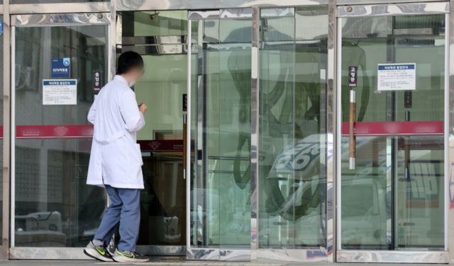 보건복지부가 28일 이른바 '의사 블랙리스트'를 인터넷 등에 유포한 의료인에 대해 최대 1년까지 면허 자격을 정지하는의료법 시행령 일부 개정안을 입법 예고했다. 사진은 서울 시내 한 대학병원에 들어가는 의료진의 모습. /사진=뉴스1