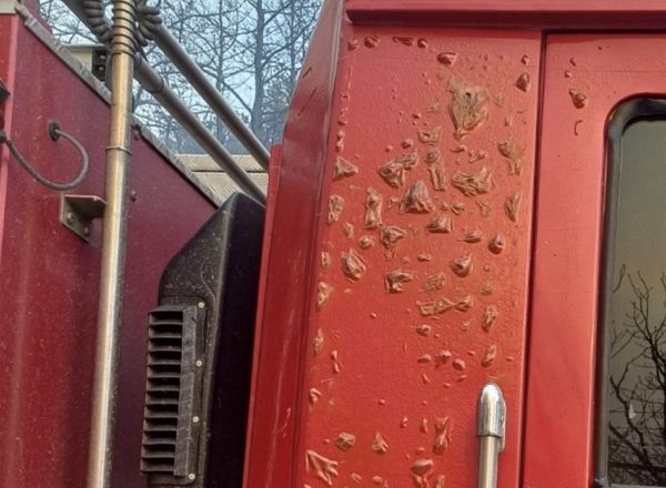 산불 진화작업에 투입돼 불길에 그을린 소방차 사진이 공개됐다. 사진은 현직 소방관이 공유한 불길에 그을린 소방차의 모습. /사진=백경 엑스(X·옛 트위터) 캡처