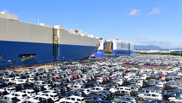 트럼프 미국 대통령이 서명한 수입 자동차 관세 부과 행정명령 발효가 일주일도 채 남지 않았지만 정부의 대책 마련은 여전히 오리무중이다. 사진은 현대차 울산공장의 수출 선적부두. /사진=현대차그룹