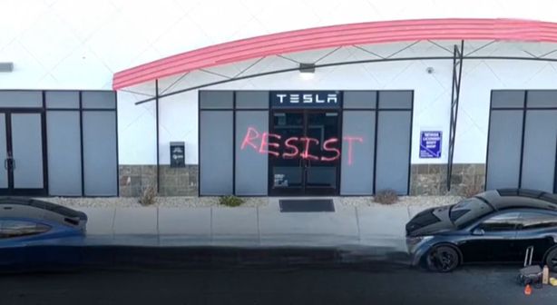  미국 현지 경찰이 지난주 미국 라스베이거스에서 발생한 테슬라 차량 방화 사건 범인은 한국계 미국인이라고 밝혔다. 사진은 지난 27일(현지시각) 월스트리트저널(WSJ)이 보도한 사건 현장 모습. /사진=WSJ 유튜브 영상 캡처