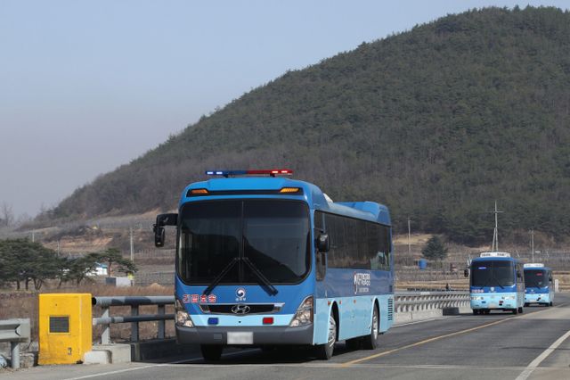 경북 의성군에서 시작된 대형 산불을 피해 교정기관으로 분산 이송됐던 수용자들이 전원 복귀했다. 사진은 지난 26일 경북 대형산불로 인해 수용자들을 태운 법무부 호송차량이 줄지어 경북 청송군 현동면 인근을 지나고 있는 모습. /사진=뉴스1