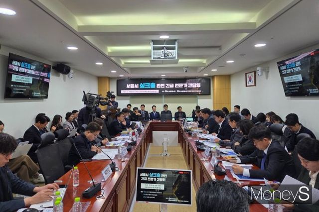 최근 서울 강동구 명일동에 발생한 대형 싱크홀 사고로 1명이 사망한 가운데 지난해 서대문구 연희동 사고 이후 7개월 만에 유사 사고가 발생해 인재라는 지적이 나온다. 사진은 이날 서울 여의도 국회의원회관에서 진행된 긴급 간담회 모습. /사진=이화랑 기자