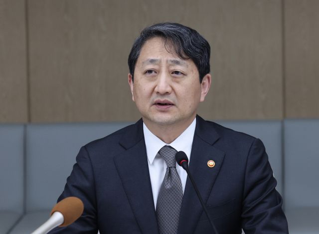 트럼프 미국 대통령이 서명한 수입 자동차 관세 부과 행정명령 발효가 일주일도 채 남지 않았다. 사진은 지난 27일 서울 중구 대한상공회의소에서 열린 자동차 기업 및 관련 협회·연구기관과의 긴급 회의에 참석했던 안덕근 산업부 장관. /사진=뉴시스